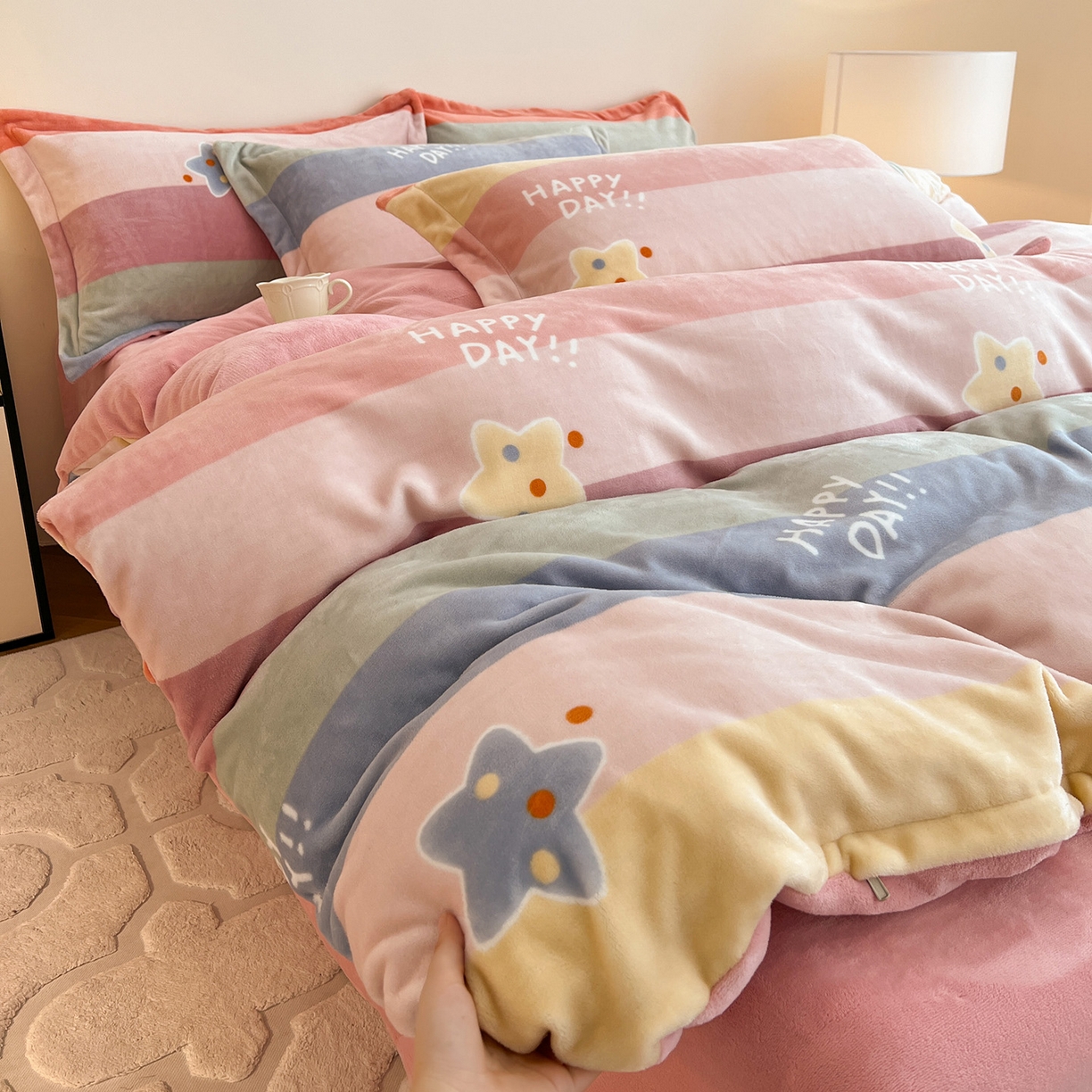 91家纺网 家纺一手货源 找家纺 富馨莱 2025新款牛奶绒印花四件套240克面料支持一件定制尺寸 彩虹星星