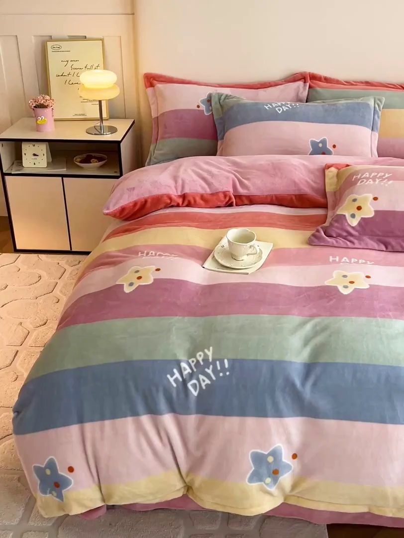 91家纺网 家纺一手货源 找家纺 富馨莱 2025新款牛奶绒印花四件套240克面料支持一件定制尺寸 彩虹星星