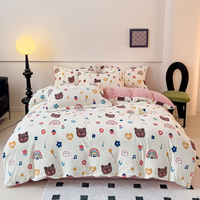 91家纺网 家纺一手货源 找家纺 富馨莱 2025新款牛奶绒印花四件套240克面料支持一件定制尺寸 彩虹熊