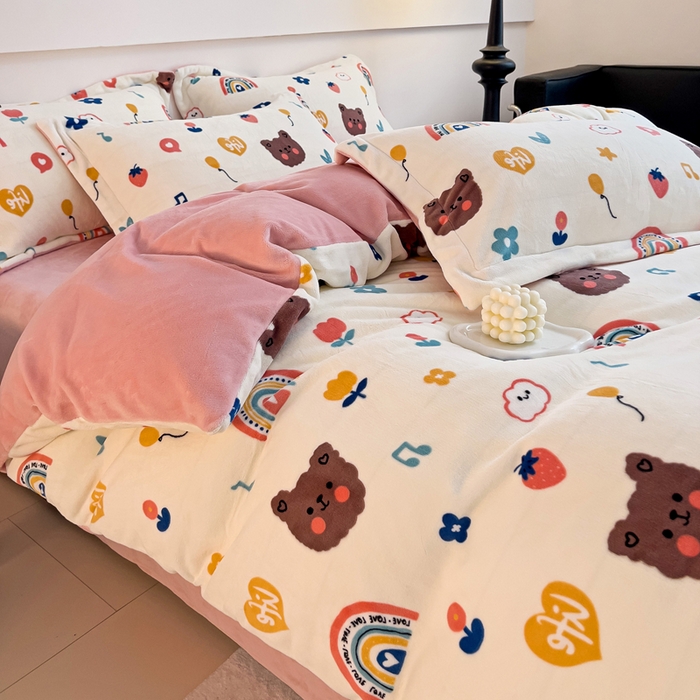 91家纺网 家纺一手货源 找家纺 富馨莱 2025新款牛奶绒印花四件套240克面料支持一件定制尺寸 彩虹熊