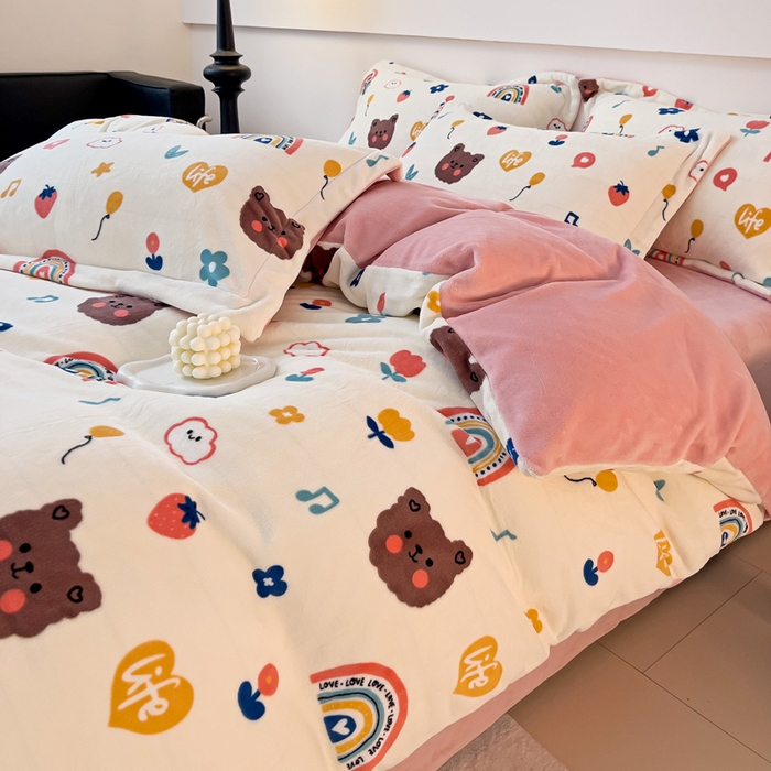 91家纺网 家纺一手货源 找家纺 富馨莱 2025新款牛奶绒印花四件套240克面料支持一件定制尺寸 彩虹熊