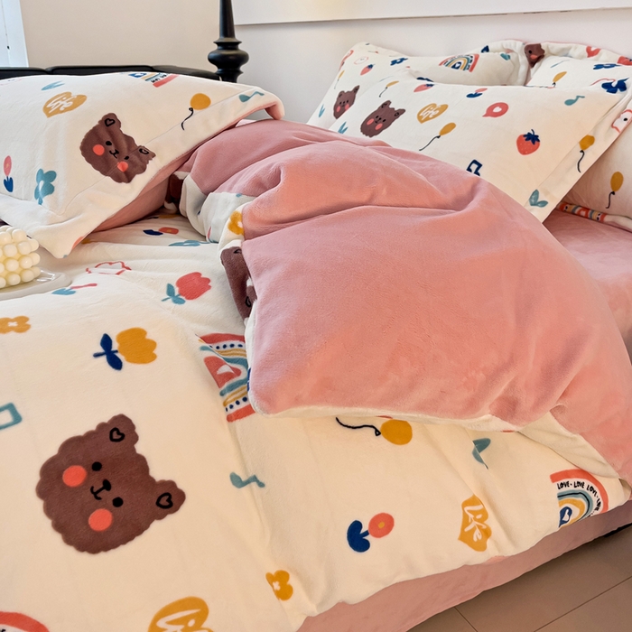 91家纺网 家纺一手货源 找家纺 富馨莱 2025新款牛奶绒印花四件套240克面料支持一件定制尺寸 彩虹熊