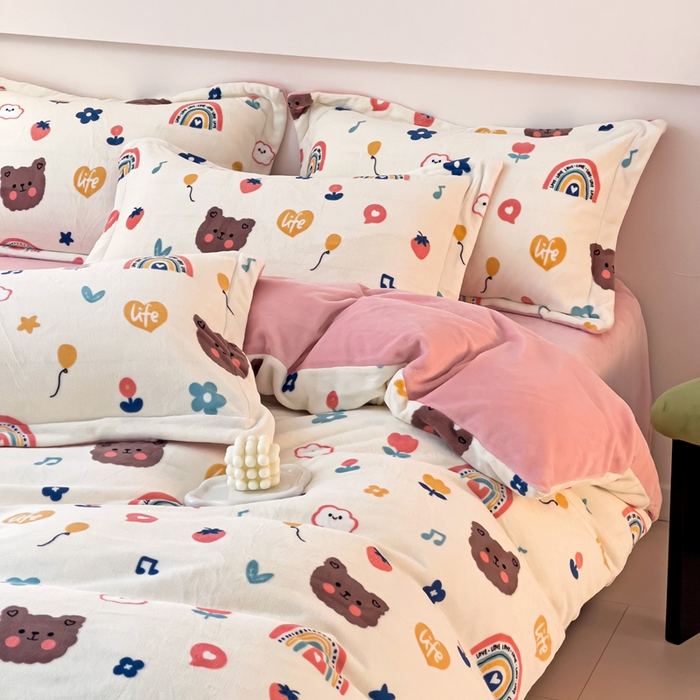 91家纺网 家纺一手货源 找家纺 富馨莱 2025新款牛奶绒印花四件套240克面料支持一件定制尺寸 彩虹熊