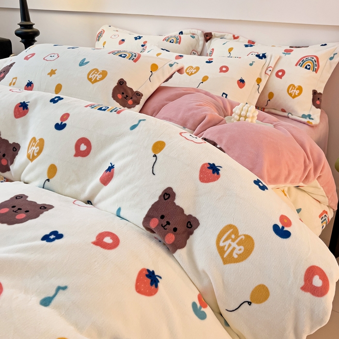 91家纺网 家纺一手货源 找家纺 富馨莱 2025新款牛奶绒印花四件套240克面料支持一件定制尺寸 彩虹熊