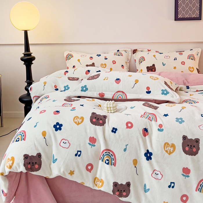 91家纺网 家纺一手货源 找家纺 富馨莱 2025新款牛奶绒印花四件套240克面料支持一件定制尺寸 彩虹熊