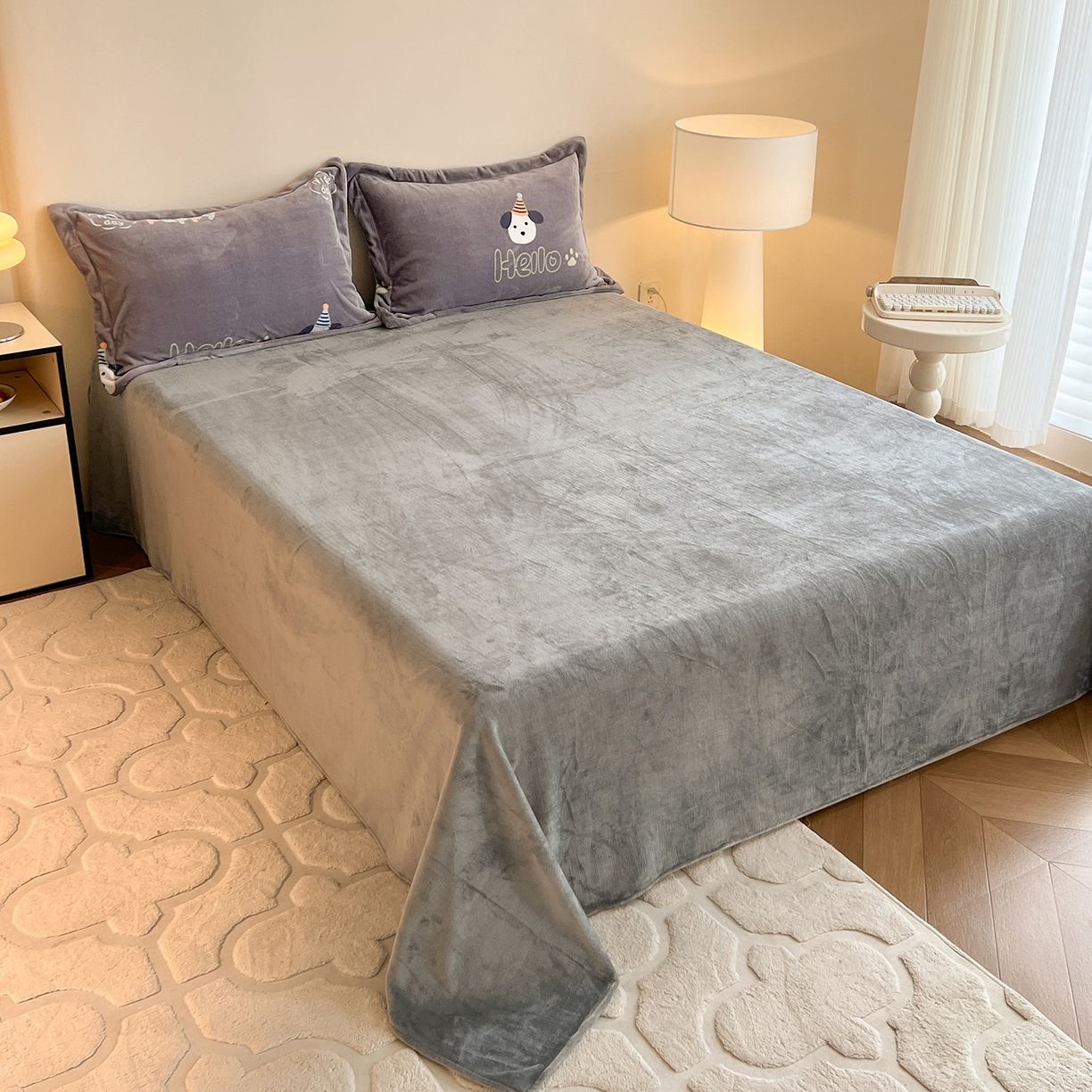 91家纺网 家纺一手货源 找家纺 富馨莱 2025新款牛奶绒印花四件套240克面料支持一件定制尺寸 嗨皮狗