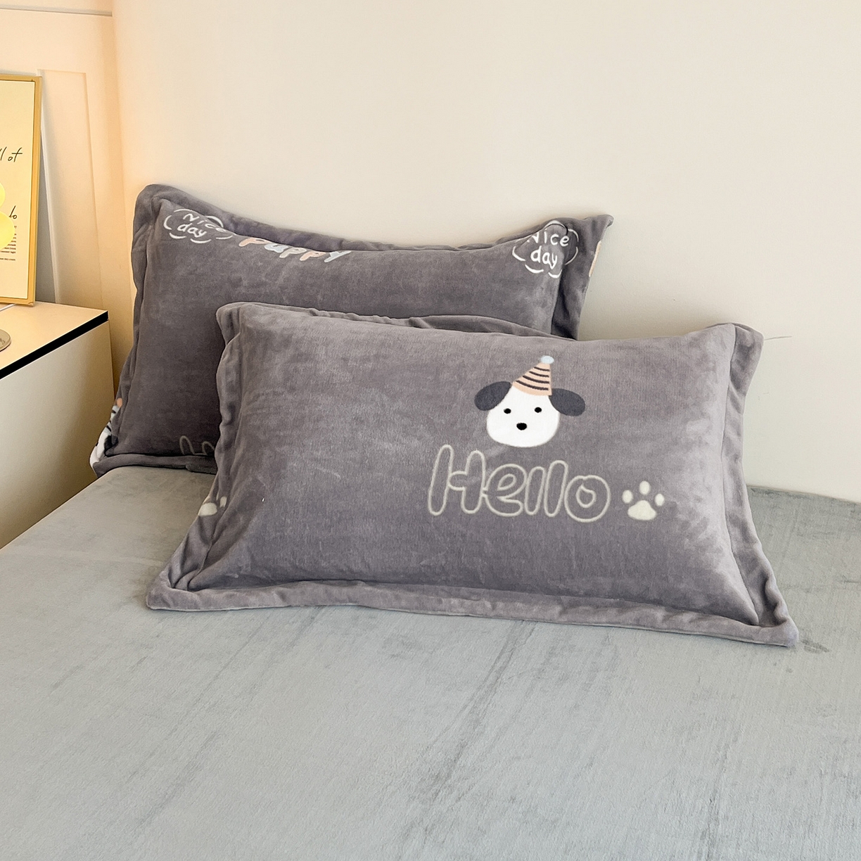 91家纺网 家纺一手货源 找家纺 富馨莱 2025新款牛奶绒印花四件套240克面料支持一件定制尺寸 嗨皮狗