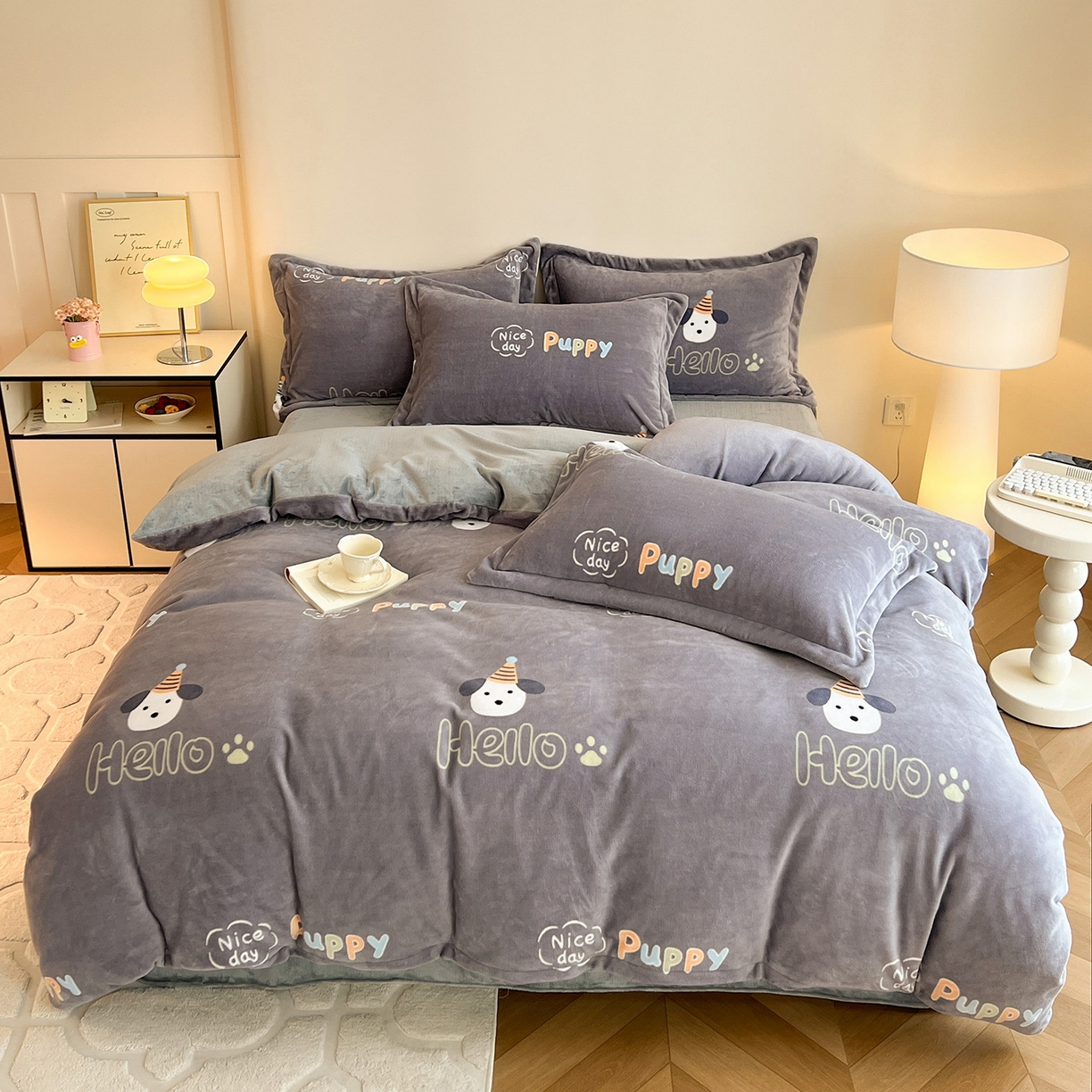 91家纺网 家纺一手货源 找家纺 富馨莱 2025新款牛奶绒印花四件套240克面料支持一件定制尺寸 嗨皮狗