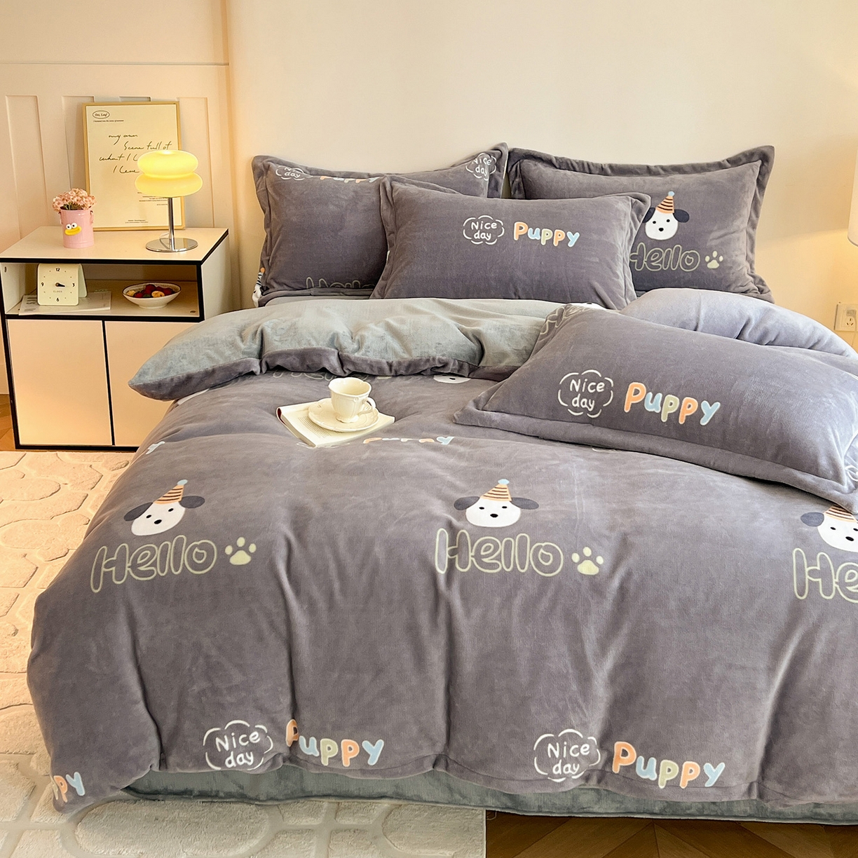 91家纺网 家纺一手货源 找家纺 富馨莱 2025新款牛奶绒印花四件套240克面料支持一件定制尺寸 嗨皮狗