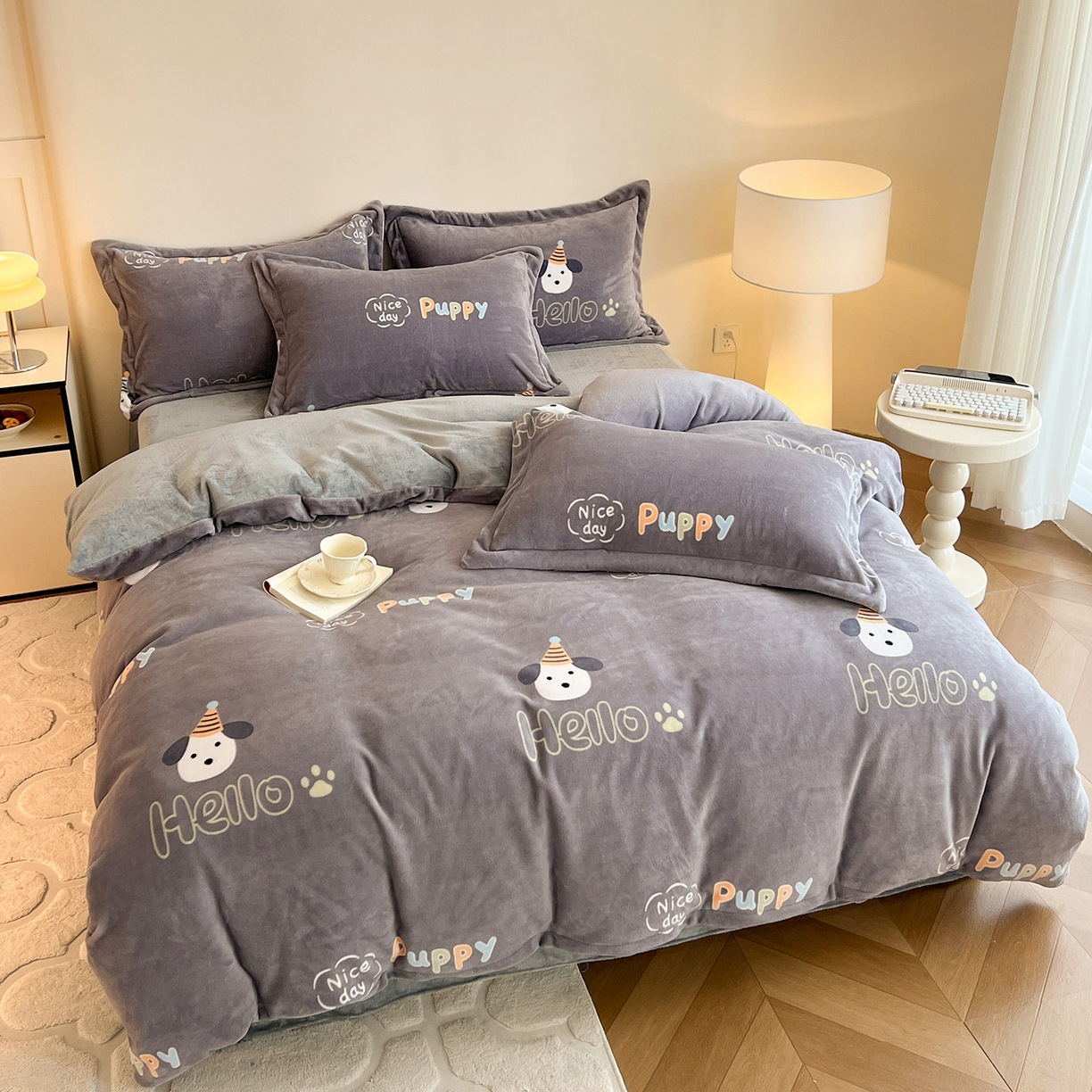 91家纺网 家纺一手货源 找家纺 富馨莱 2025新款牛奶绒印花四件套240克面料支持一件定制尺寸 嗨皮狗