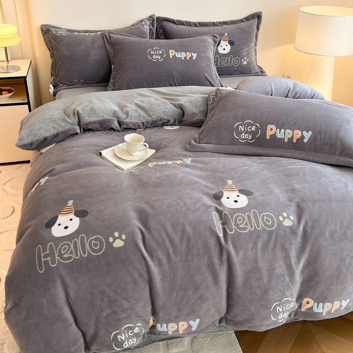 91家纺网 家纺一手货源 找家纺 富馨莱 2025新款牛奶绒印花四件套240克面料支持一件定制尺寸 嗨皮狗