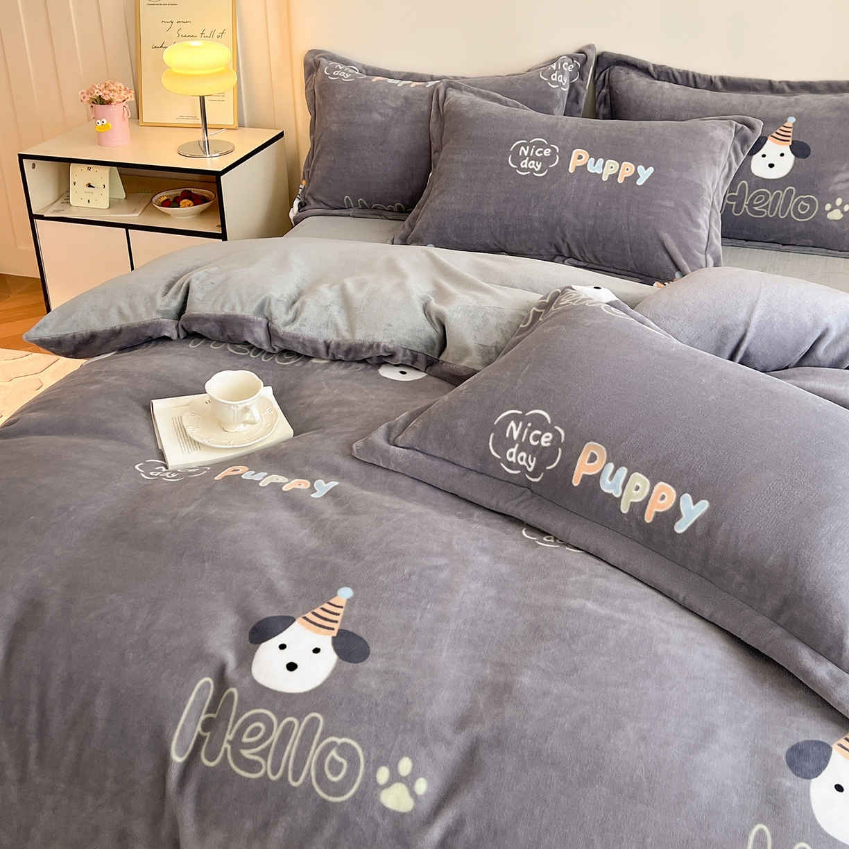 91家纺网 家纺一手货源 找家纺 富馨莱 2025新款牛奶绒印花四件套240克面料支持一件定制尺寸 嗨皮狗