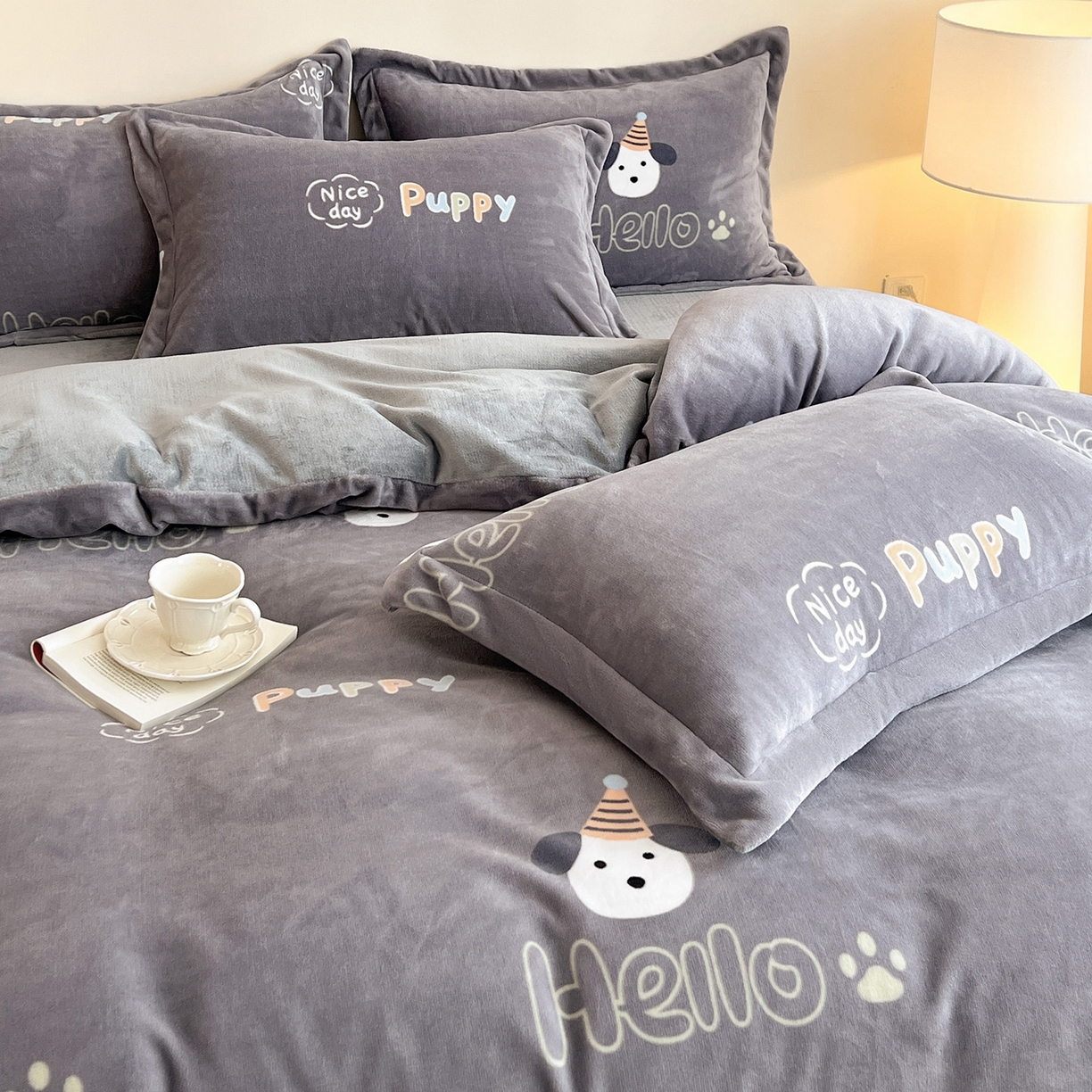 91家纺网 家纺一手货源 找家纺 富馨莱 2025新款牛奶绒印花四件套240克面料支持一件定制尺寸 嗨皮狗