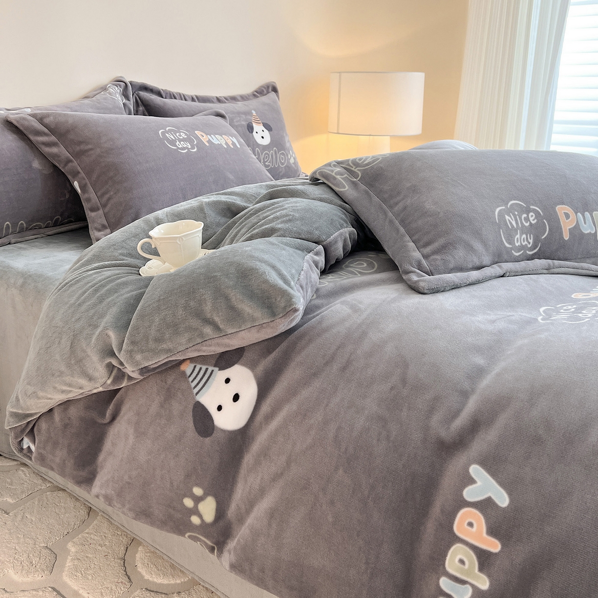 91家纺网 家纺一手货源 找家纺 富馨莱 2025新款牛奶绒印花四件套240克面料支持一件定制尺寸 嗨皮狗