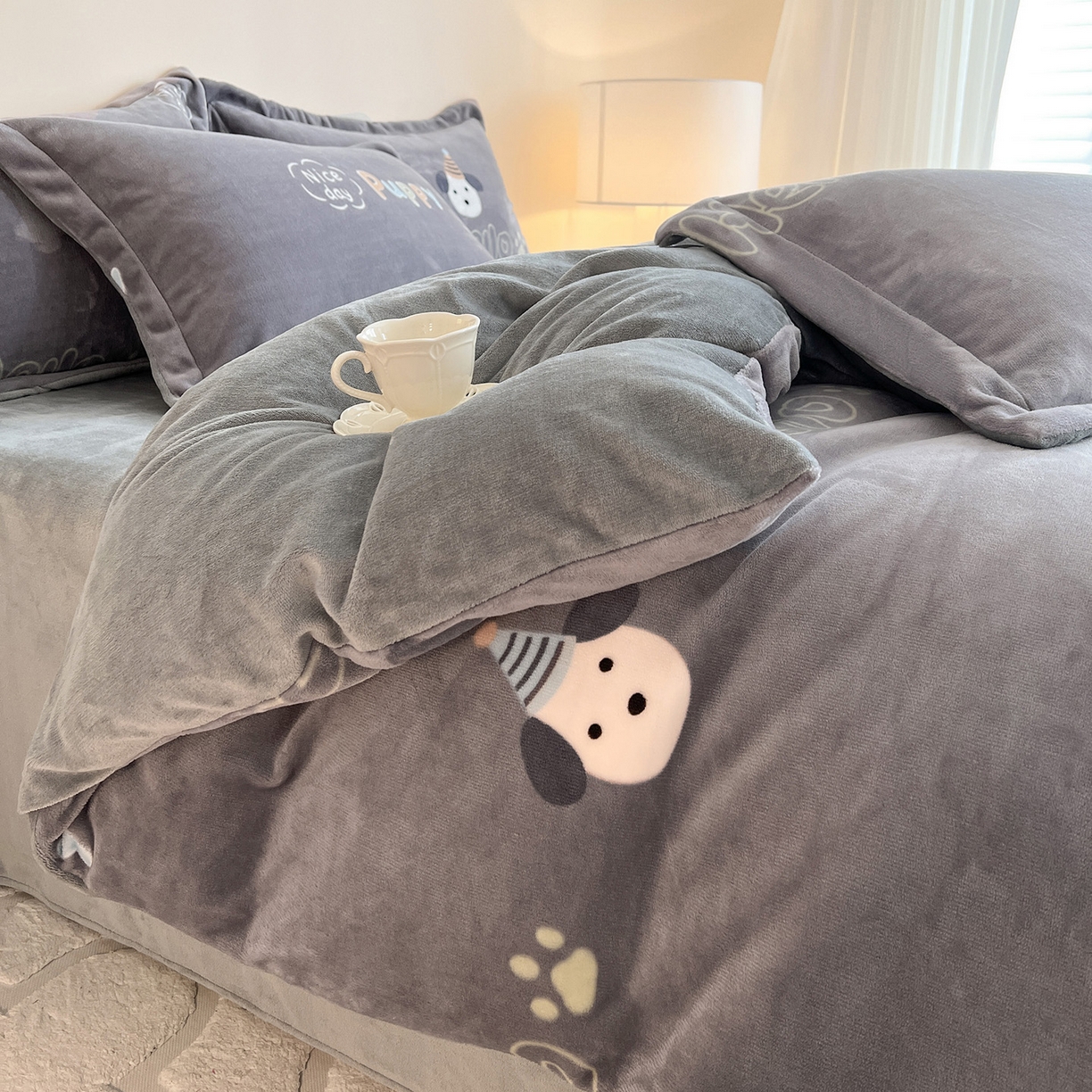 91家纺网 家纺一手货源 找家纺 富馨莱 2025新款牛奶绒印花四件套240克面料支持一件定制尺寸 嗨皮狗