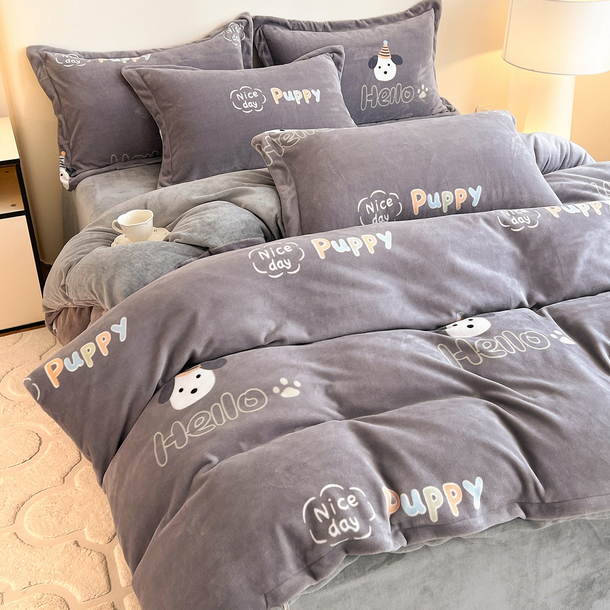 91家纺网 家纺一手货源 找家纺 富馨莱 2025新款牛奶绒印花四件套240克面料支持一件定制尺寸 嗨皮狗