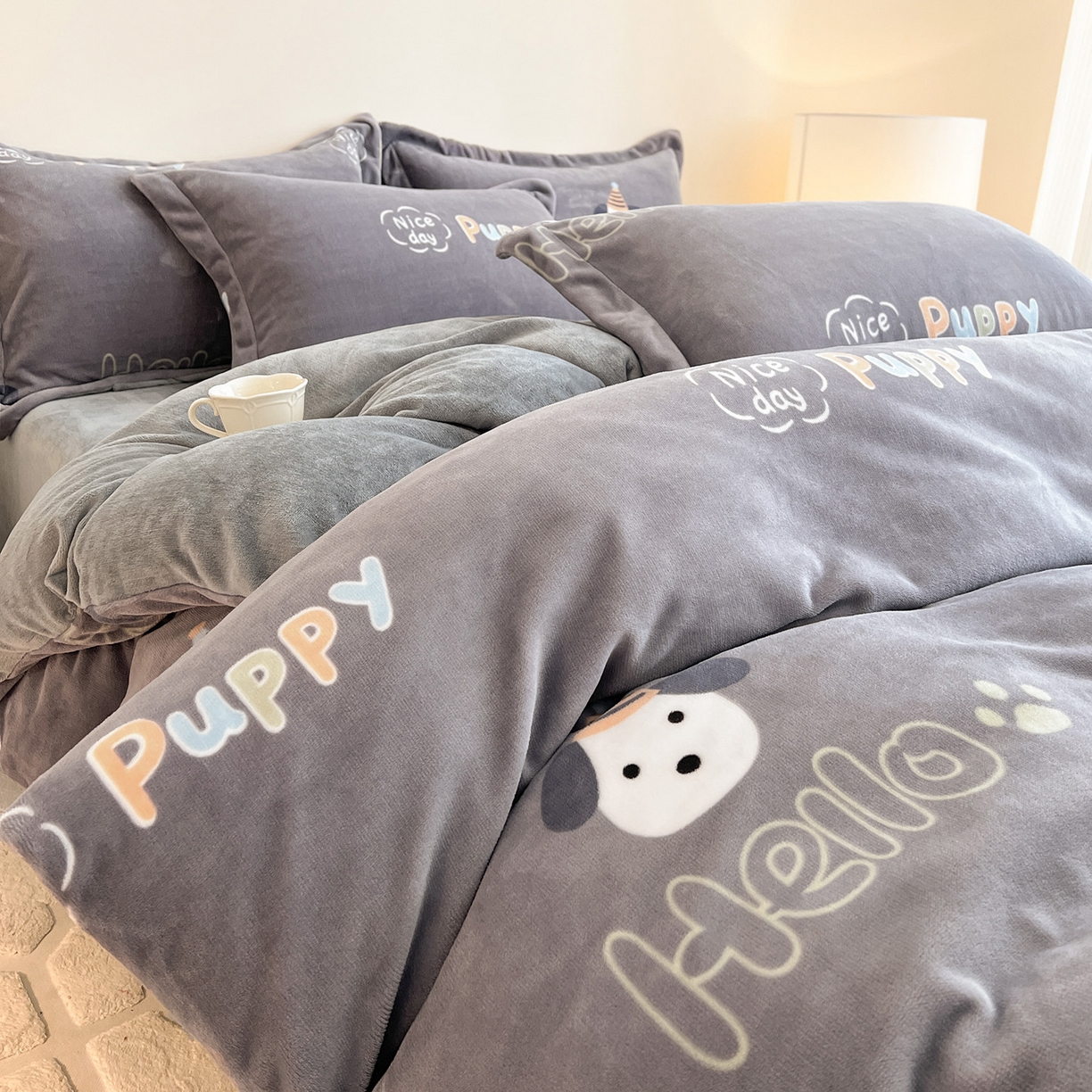 91家纺网 家纺一手货源 找家纺 富馨莱 2025新款牛奶绒印花四件套240克面料支持一件定制尺寸 嗨皮狗