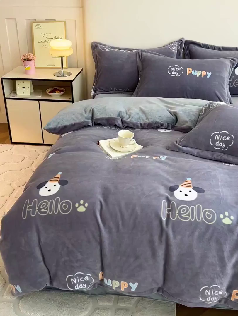 91家纺网 家纺一手货源 找家纺 富馨莱 2025新款牛奶绒印花四件套240克面料支持一件定制尺寸 嗨皮狗