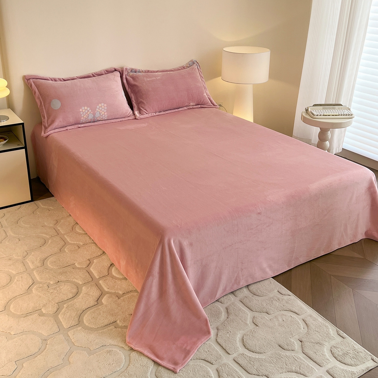 91家纺网 家纺一手货源 找家纺 富馨莱 2025新款牛奶绒印花四件套240克面料支持一件定制尺寸 花蝶粉