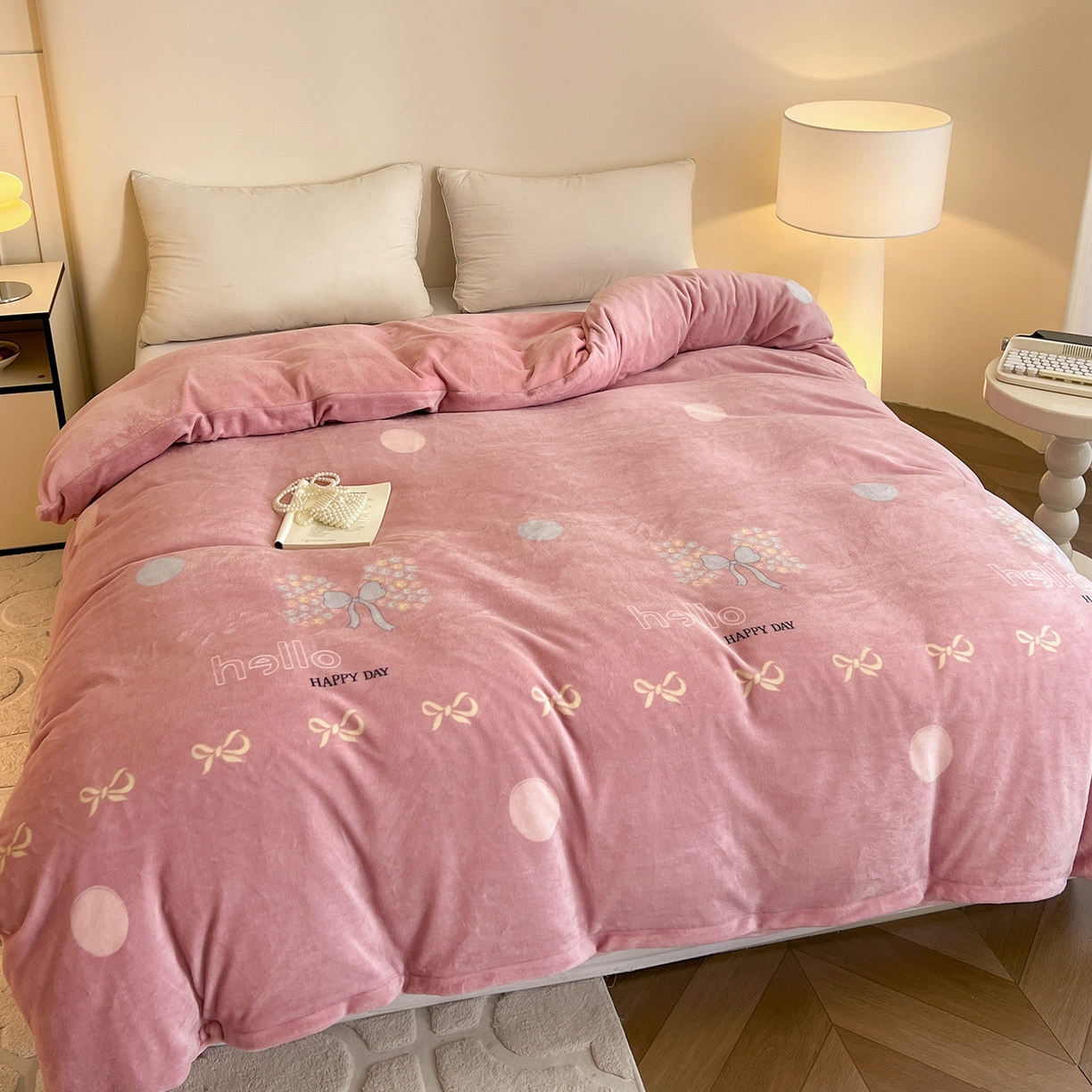 91家纺网 家纺一手货源 找家纺 富馨莱 2025新款牛奶绒印花四件套240克面料支持一件定制尺寸 花蝶粉