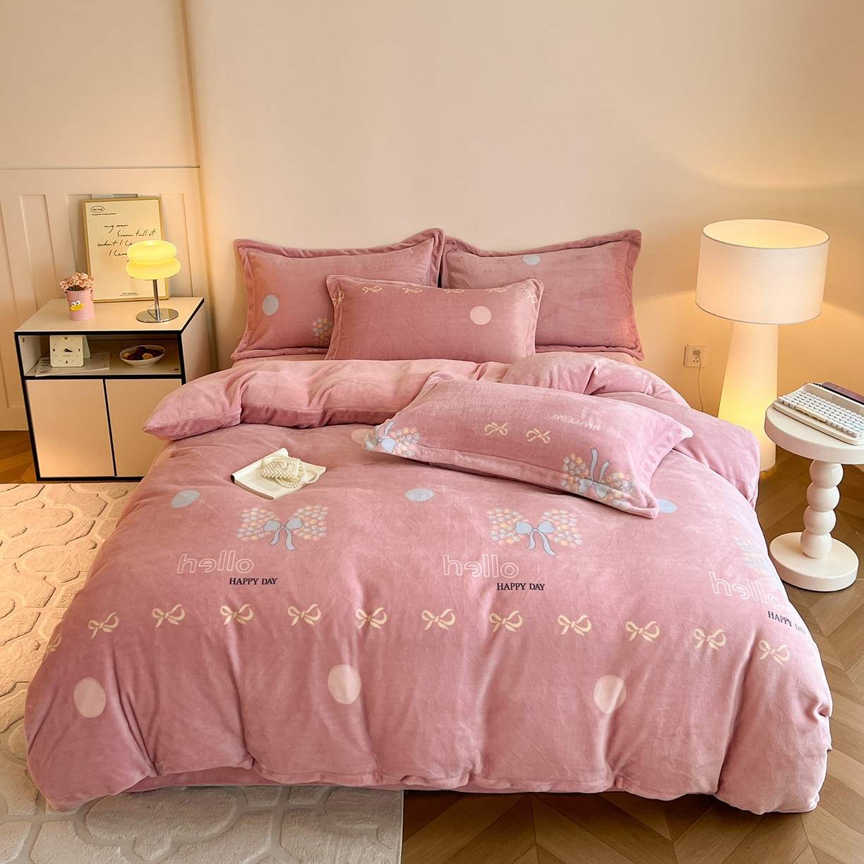 91家纺网 家纺一手货源 找家纺 富馨莱 2025新款牛奶绒印花四件套240克面料支持一件定制尺寸 花蝶粉