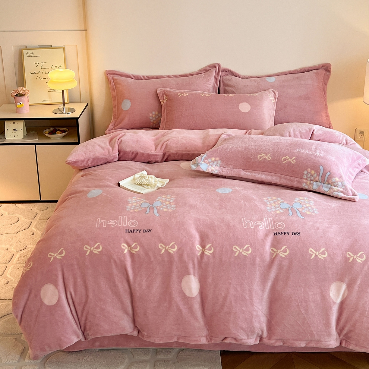 91家纺网 家纺一手货源 找家纺 富馨莱 2025新款牛奶绒印花四件套240克面料支持一件定制尺寸 花蝶粉