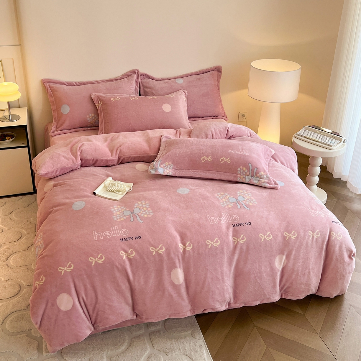 91家纺网 家纺一手货源 找家纺 富馨莱 2025新款牛奶绒印花四件套240克面料支持一件定制尺寸 花蝶粉