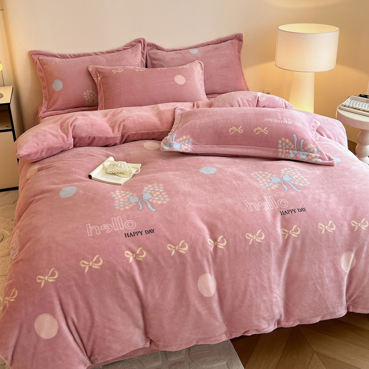 91家纺网 家纺一手货源 找家纺 富馨莱 2025新款牛奶绒印花四件套240克面料支持一件定制尺寸 花蝶粉