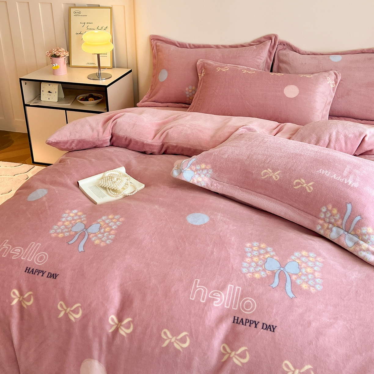 91家纺网 家纺一手货源 找家纺 富馨莱 2025新款牛奶绒印花四件套240克面料支持一件定制尺寸 花蝶粉