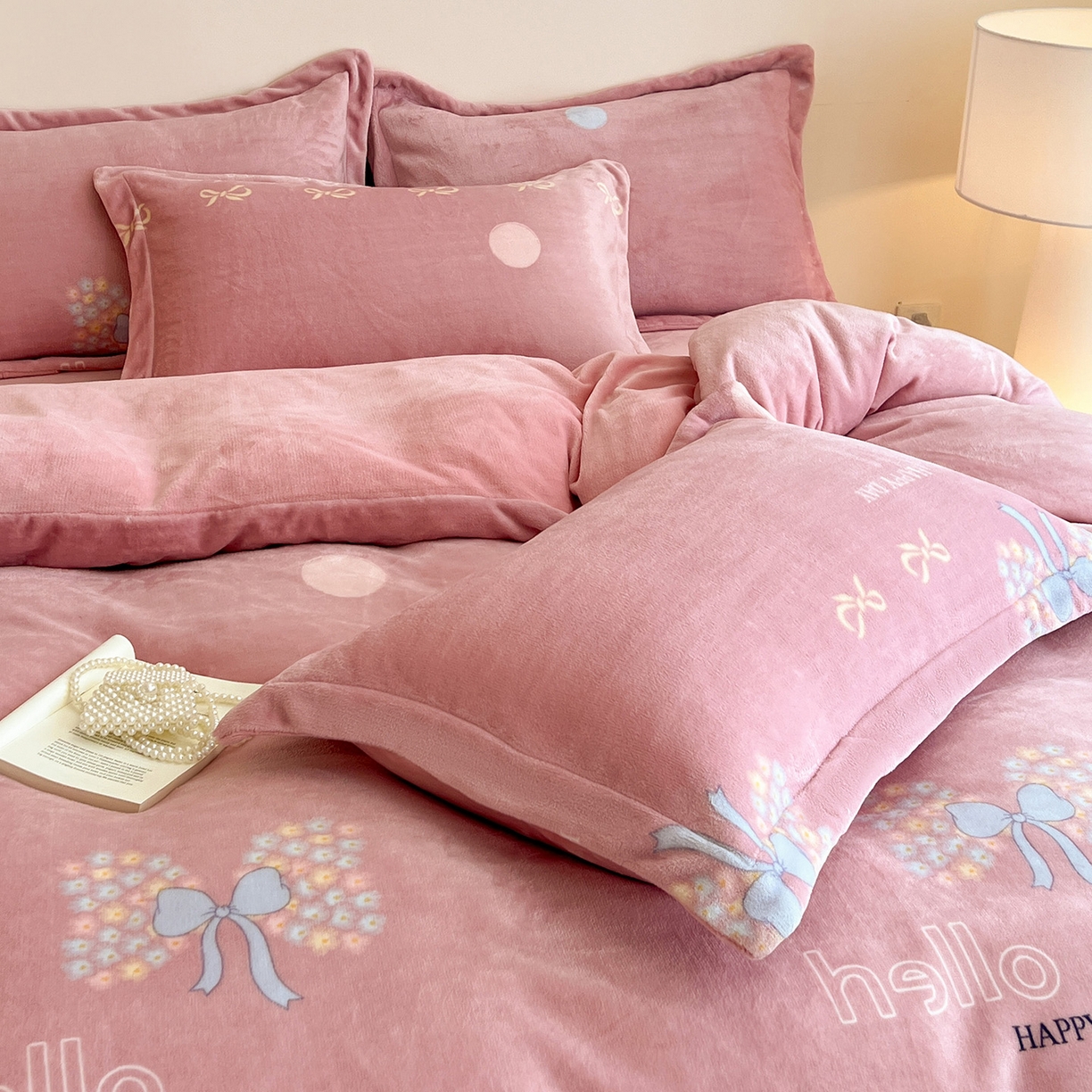 91家纺网 家纺一手货源 找家纺 富馨莱 2025新款牛奶绒印花四件套240克面料支持一件定制尺寸 花蝶粉