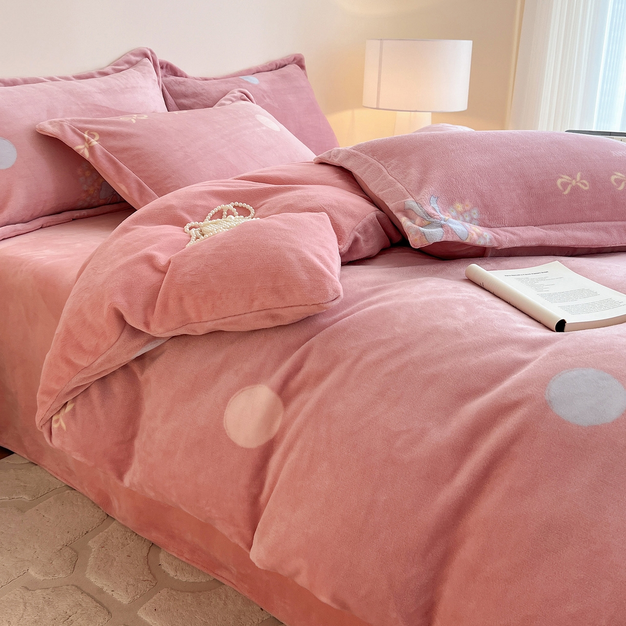 91家纺网 家纺一手货源 找家纺 富馨莱 2025新款牛奶绒印花四件套240克面料支持一件定制尺寸 花蝶粉