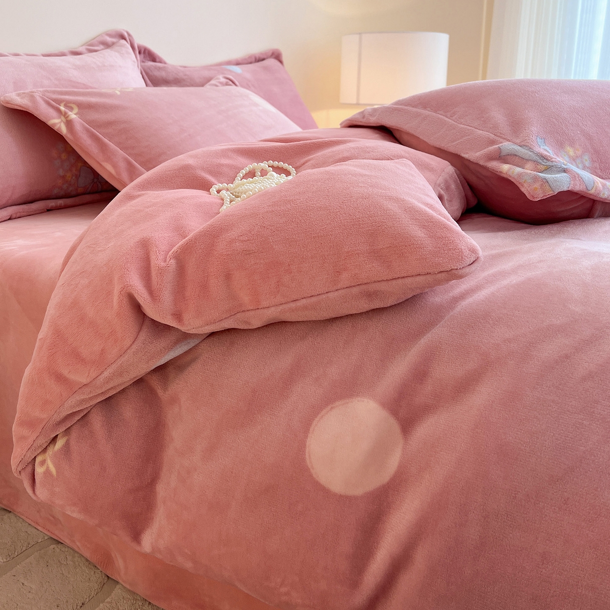 91家纺网 家纺一手货源 找家纺 富馨莱 2025新款牛奶绒印花四件套240克面料支持一件定制尺寸 花蝶粉