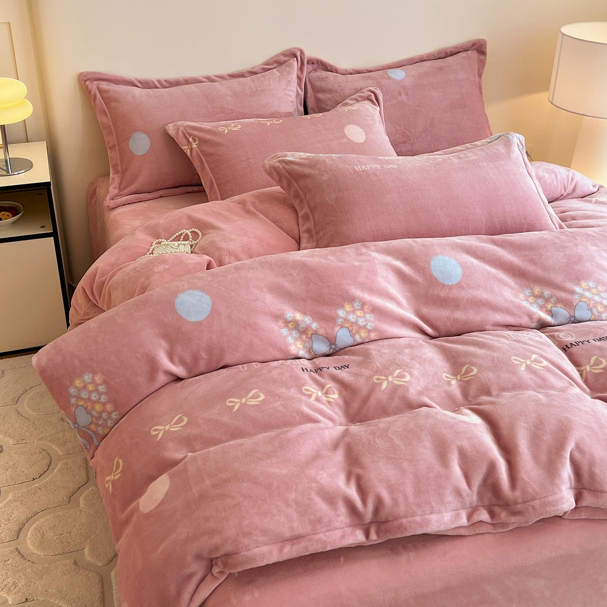 91家纺网 家纺一手货源 找家纺 富馨莱 2025新款牛奶绒印花四件套240克面料支持一件定制尺寸 花蝶粉