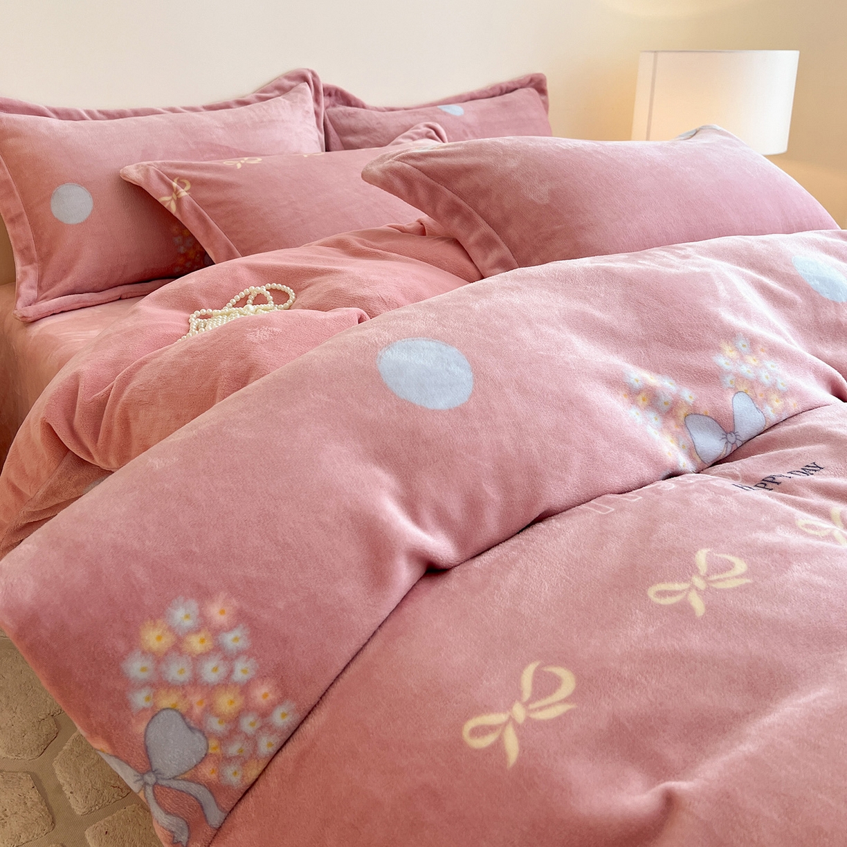 91家纺网 家纺一手货源 找家纺 富馨莱 2025新款牛奶绒印花四件套240克面料支持一件定制尺寸 花蝶粉