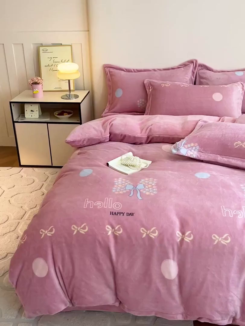 91家纺网 家纺一手货源 找家纺 富馨莱 2025新款牛奶绒印花四件套240克面料支持一件定制尺寸 花蝶粉