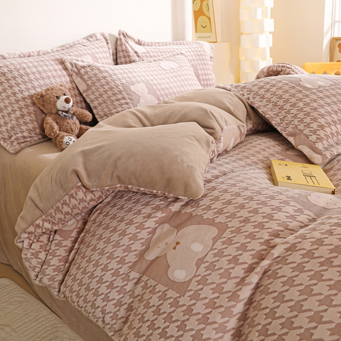 91家纺网 家纺一手货源 找家纺 富馨莱 2025新款牛奶绒印花四件套240克面料支持一件定制尺寸 千鸟格-小熊咖