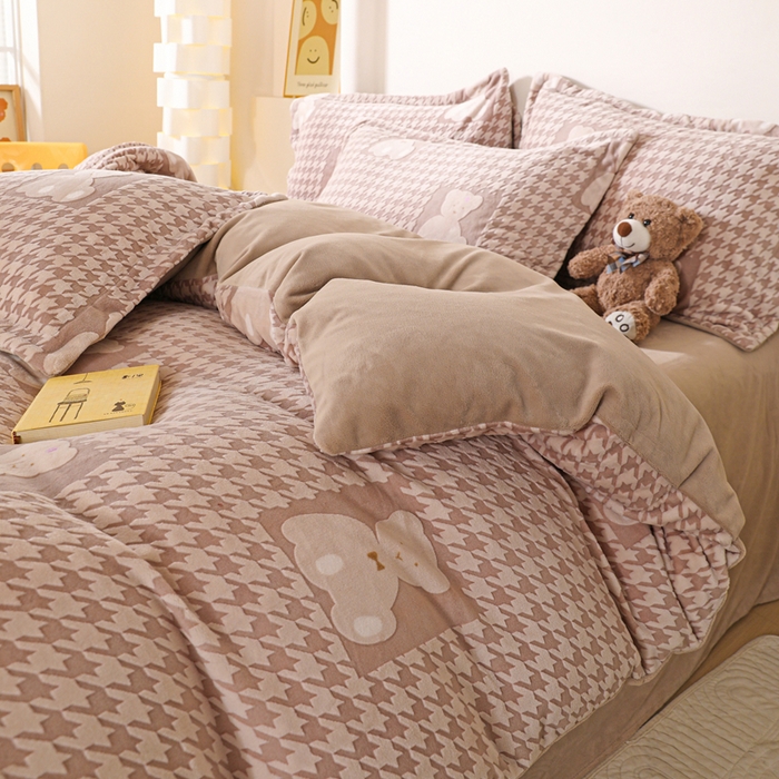 91家纺网 家纺一手货源 找家纺 富馨莱 2025新款牛奶绒印花四件套240克面料支持一件定制尺寸 千鸟格-小熊咖