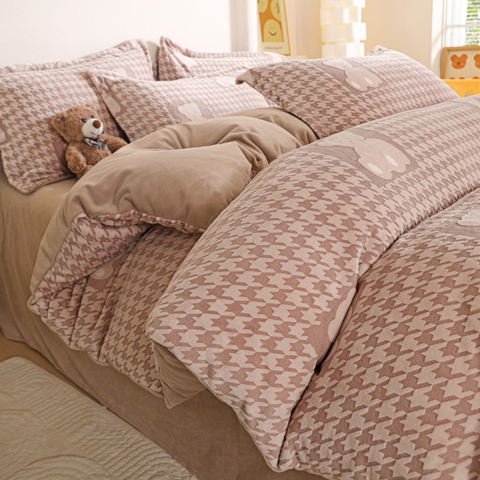 91家纺网 家纺一手货源 找家纺 富馨莱 2025新款牛奶绒印花四件套240克面料支持一件定制尺寸 千鸟格-小熊咖