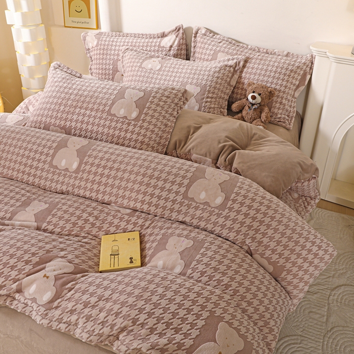 91家纺网 家纺一手货源 找家纺 富馨莱 2025新款牛奶绒印花四件套240克面料支持一件定制尺寸 千鸟格-小熊咖