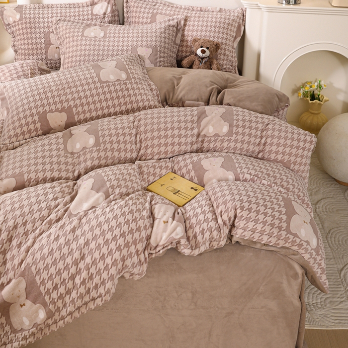 91家纺网 家纺一手货源 找家纺 富馨莱 2025新款牛奶绒印花四件套240克面料支持一件定制尺寸 千鸟格-小熊咖