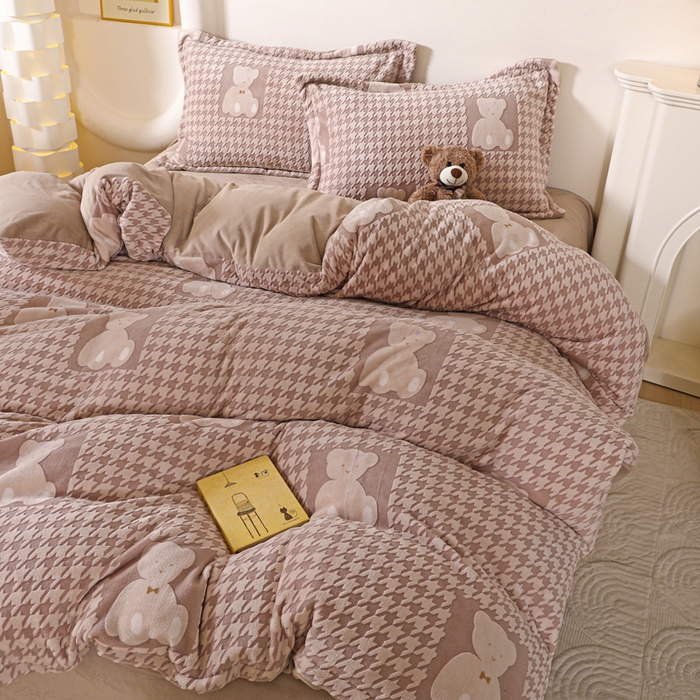 91家纺网 家纺一手货源 找家纺 富馨莱 2025新款牛奶绒印花四件套240克面料支持一件定制尺寸 千鸟格-小熊咖