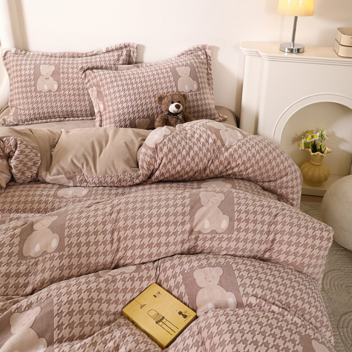 91家纺网 家纺一手货源 找家纺 富馨莱 2025新款牛奶绒印花四件套240克面料支持一件定制尺寸 千鸟格-小熊咖