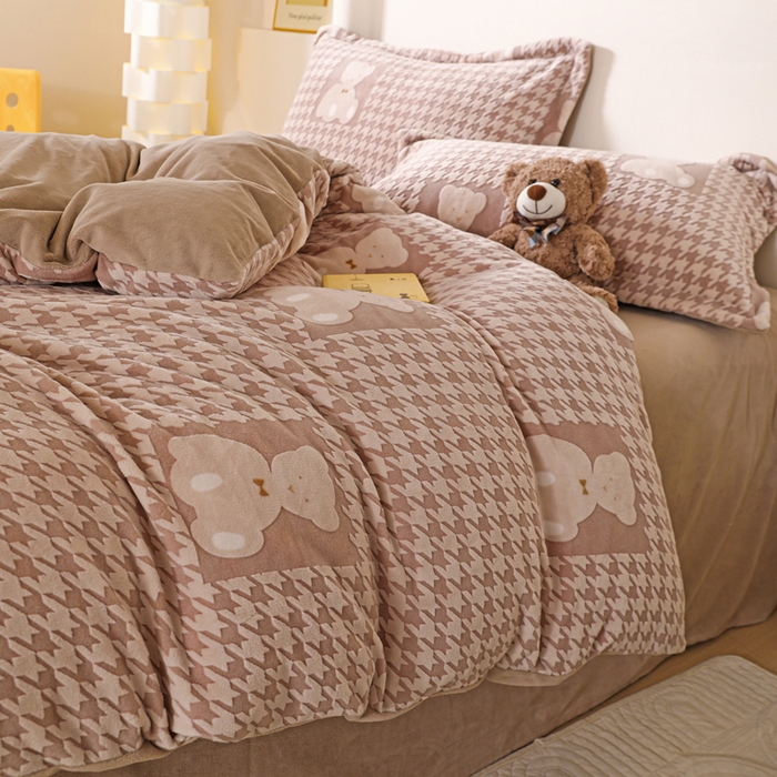 91家纺网 家纺一手货源 找家纺 富馨莱 2025新款牛奶绒印花四件套240克面料支持一件定制尺寸 千鸟格-小熊咖