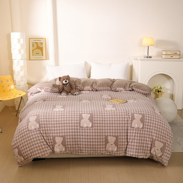 91家纺网 家纺一手货源 找家纺 富馨莱 2025新款牛奶绒印花四件套240克面料支持一件定制尺寸 千鸟格-小熊咖