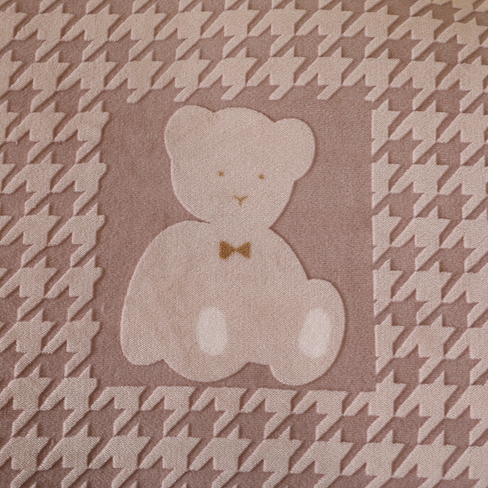 91家纺网 家纺一手货源 找家纺 富馨莱 2025新款牛奶绒印花四件套240克面料支持一件定制尺寸 千鸟格-小熊咖