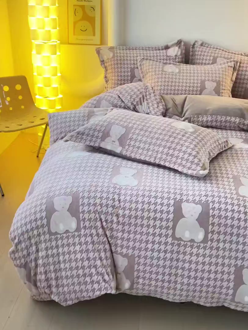 91家纺网 家纺一手货源 找家纺 富馨莱 2025新款牛奶绒印花四件套240克面料支持一件定制尺寸 千鸟格-小熊咖