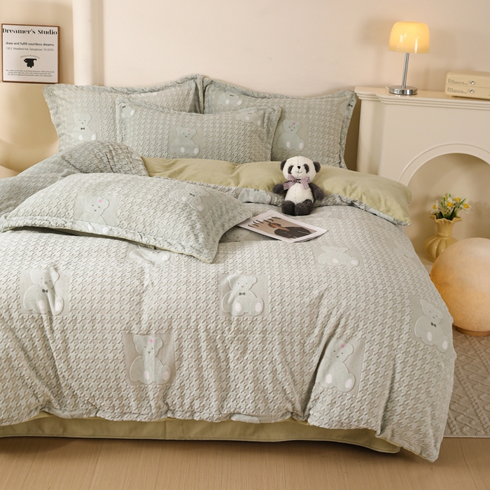 91家纺网 家纺一手货源 找家纺 富馨莱 2025新款牛奶绒印花四件套240克面料支持一件定制尺寸 千鸟格-小熊绿