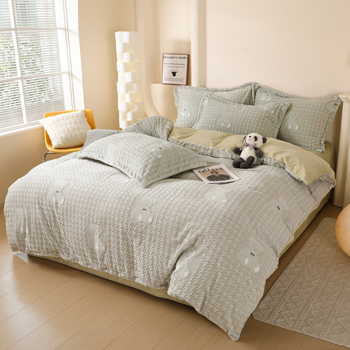 91家纺网 家纺一手货源 找家纺 富馨莱 2025新款牛奶绒印花四件套240克面料支持一件定制尺寸 千鸟格-小熊绿