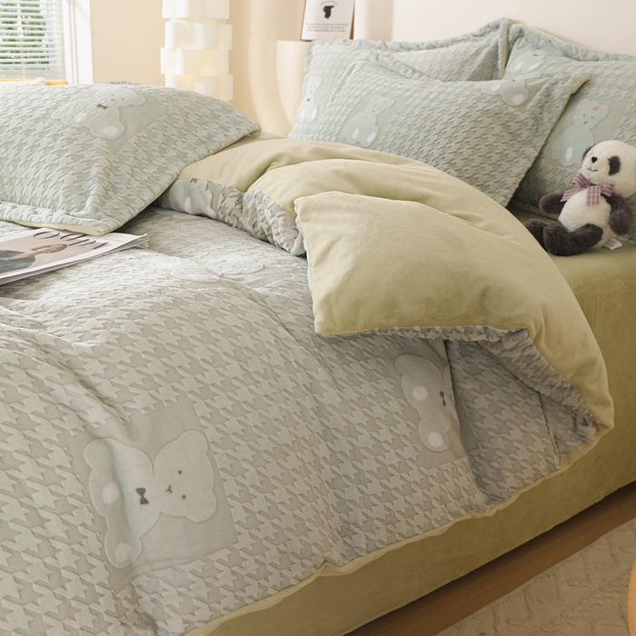 91家纺网 家纺一手货源 找家纺 富馨莱 2025新款牛奶绒印花四件套240克面料支持一件定制尺寸 千鸟格-小熊绿