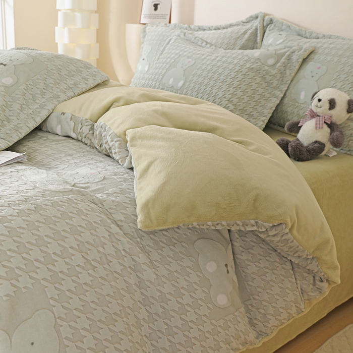 91家纺网 家纺一手货源 找家纺 富馨莱 2025新款牛奶绒印花四件套240克面料支持一件定制尺寸 千鸟格-小熊绿